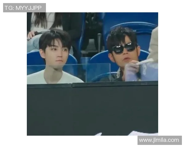 王俊凯与足球明星同框合照展现青春活力与运动魅力的精彩瞬间
